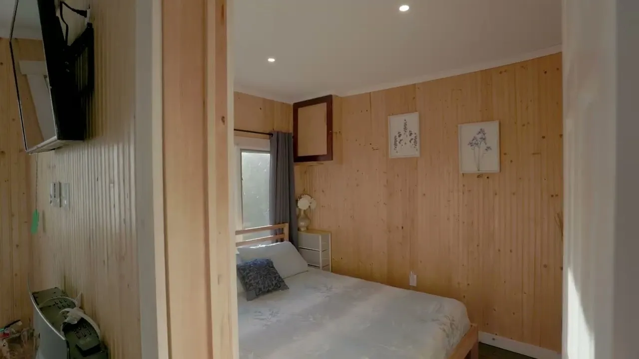 Preview frame from the Jolly Tom's Cabin video tour.